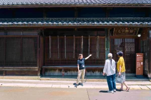 Guided walking tour in Kinomoto, Nagahama, learning about historic traditional buildings in the old town